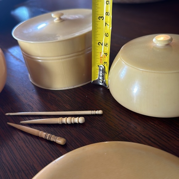 Antique Ivory Celluloid Vanity Set. 4 containers w lids, 1 hand mirror & 3 hooks - Picture 4 of 16